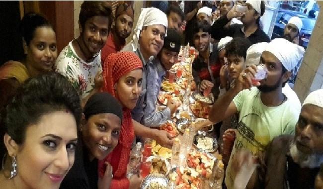 Divyanka treats everyone with Iftari on the set!