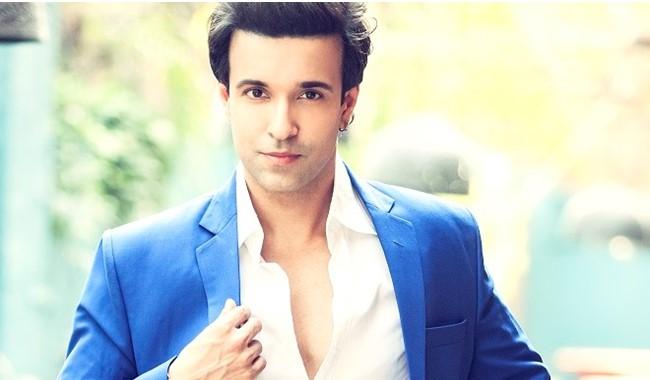 Aamir Ali feels embarrassed cutting his own birthday cake!