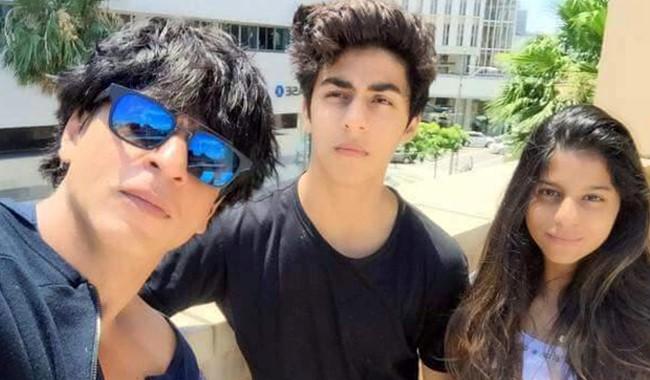 Shah Rukh Khan clicks selfie with his kids!