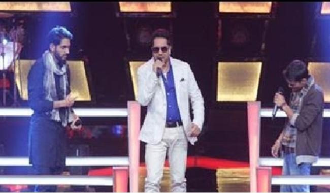 Mika Singh takes the stage to perform…