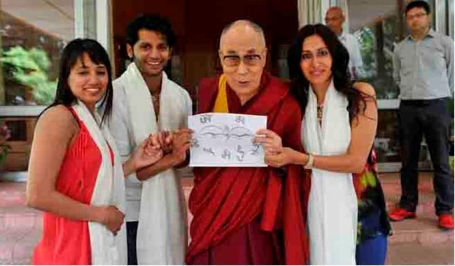 Karanvir Bohra gifts Dalai Lama a self-drawn sketch!