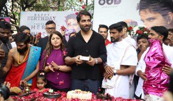 Birthday celebration ho toh Sonu Sood jaise — classy, kind aur full filmy entry ke saath