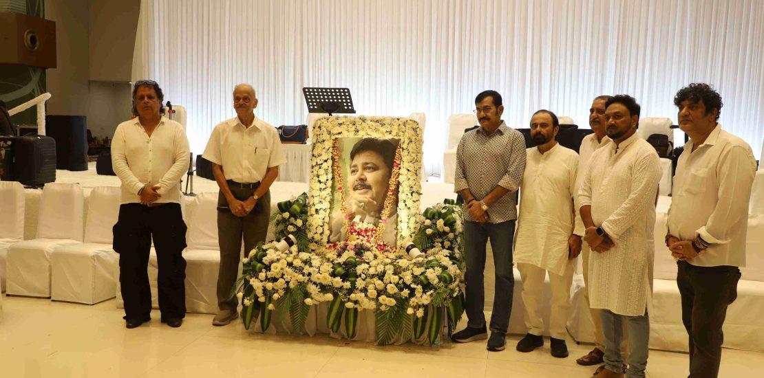Near and dear ones gather to offer their heartfelt condolences and bid farewell to the beloved actor Satish Shah.