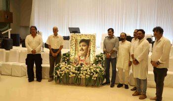 Near and dear ones gather to offer their heartfelt condolences and bid farewell to the beloved actor Satish Shah.