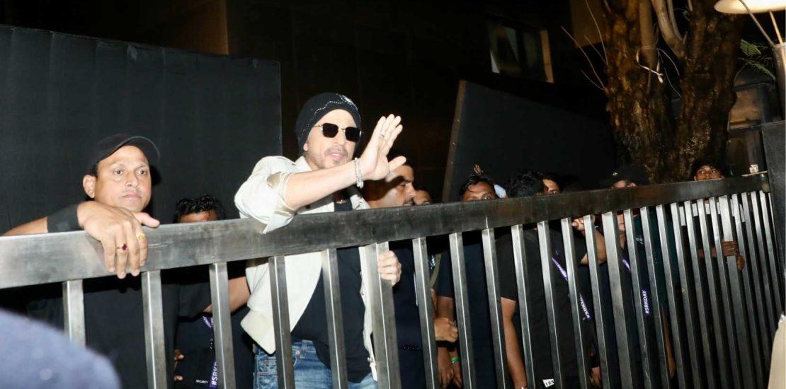 That signature wave, that timeless charm—SRK and his fans = pure emotion
