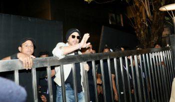 That signature wave, that timeless charm—SRK and his fans = pure emotion