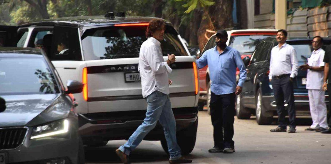 A Heartfelt Goodbye: Industry Members Visit Dharmendra Ji’s Home to Offer Their Respects